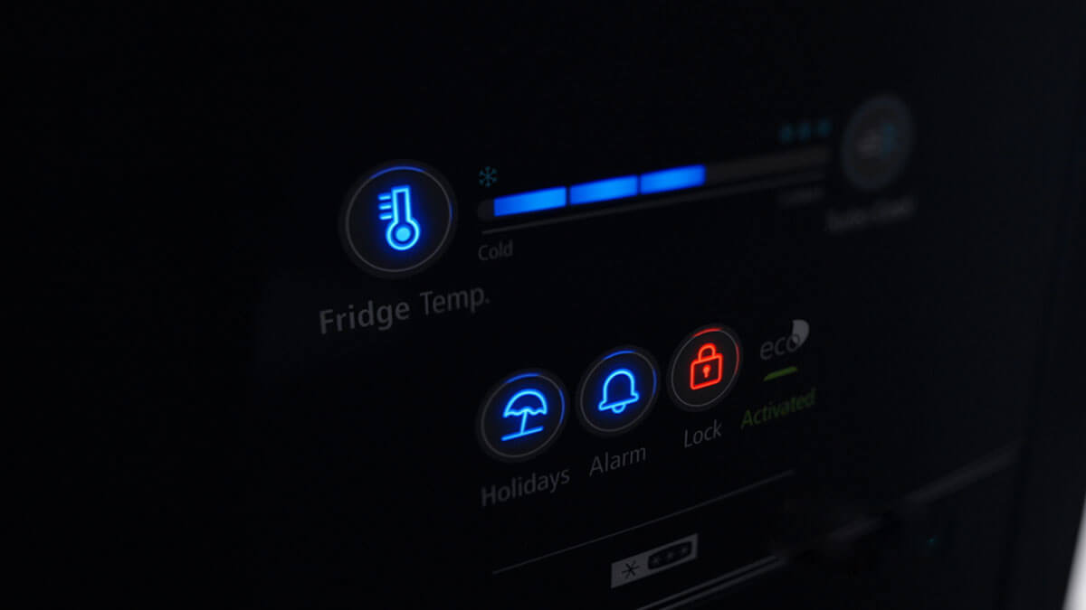 Maneja fácilmente todas las funciones del refrigerador con sus controles sensibles al tacto con funciones como, Control de temperatura, Power Cool, Vacaciones, Alarma, Bloqueo de panel y Energy Saver.